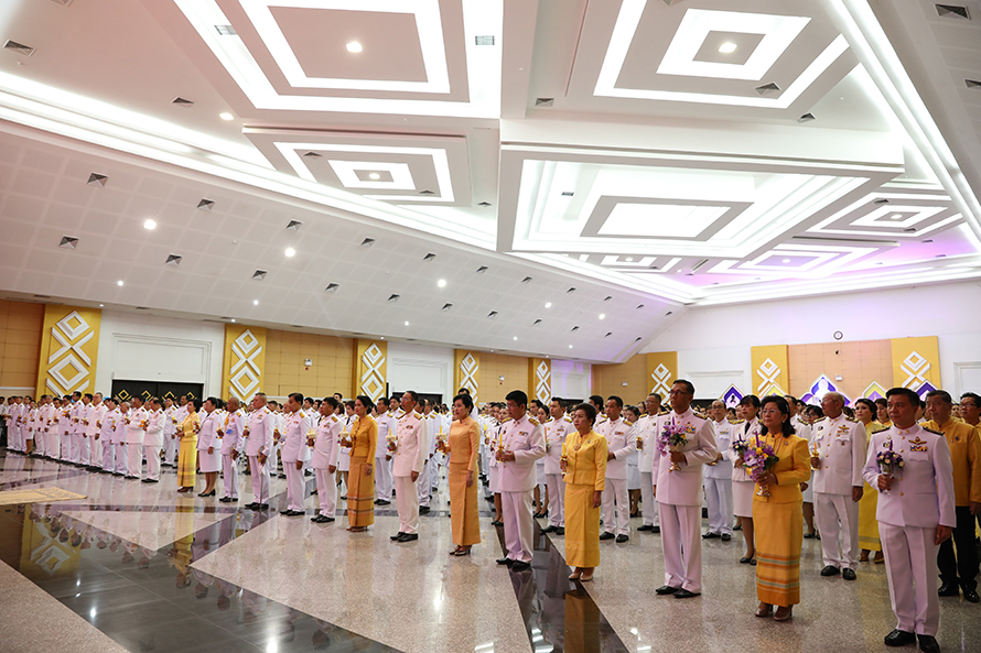 พิธีถวายเครื่องราชสักการะ จุดเทียนถวายพระพรชัยมงคลฯ