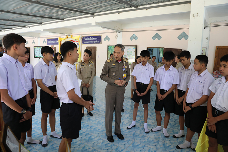 องคมนตรี ลงพื้นที่ตรวจติดตามความคืบหน้าการขับเคลื่อนโรงเรียนคุณธรรม