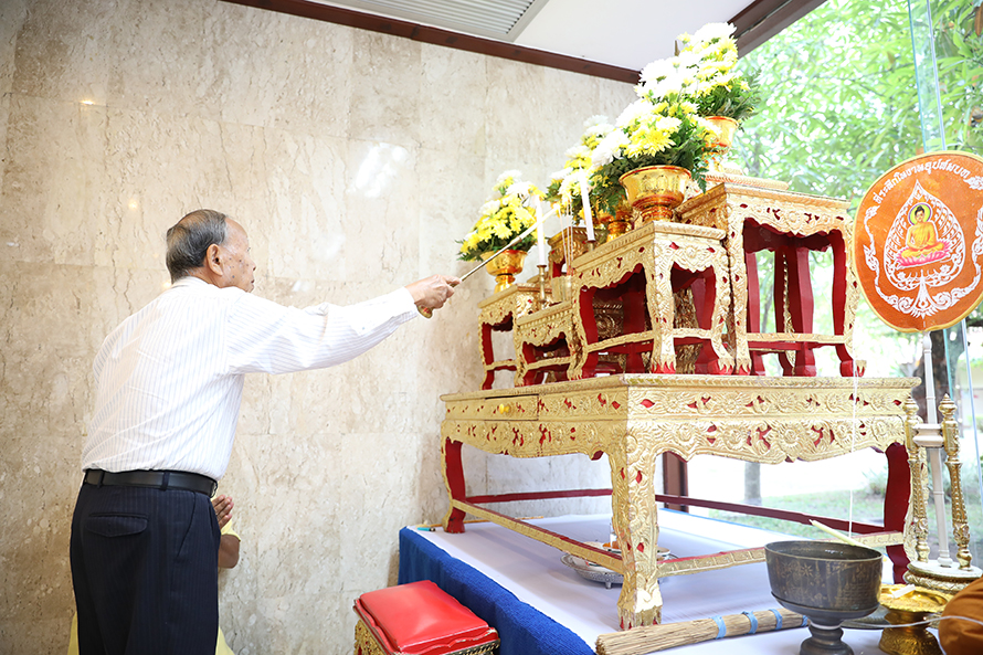 ตักบาตรวันสถาปนามหาวิทยาลัย