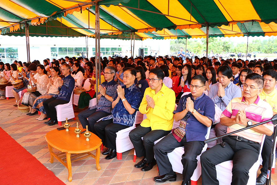 ตักบาตรวันสถาปนามหาวิทยาลัย