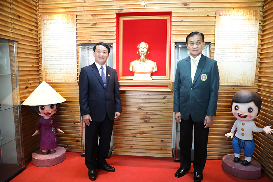 ร่วมต้อนรับ Mr. Hau A Lenh