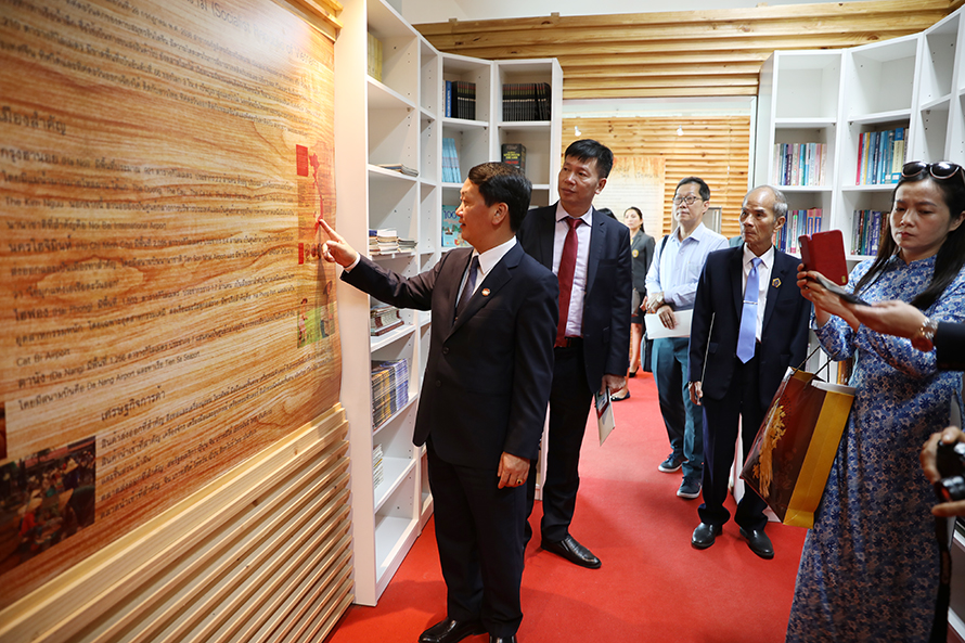 ร่วมต้อนรับ Mr. Hau A Lenh