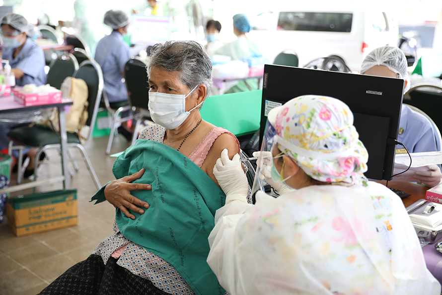 ชาวอุดรธานีตื่นตัวแห่ฉีดวัคซีน