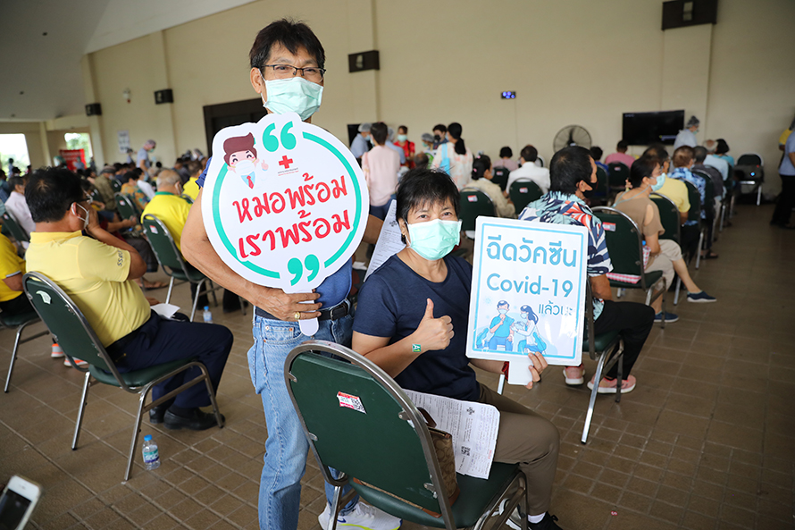 ชาวอุดรธานีตื่นตัวแห่ฉีดวัคซีน