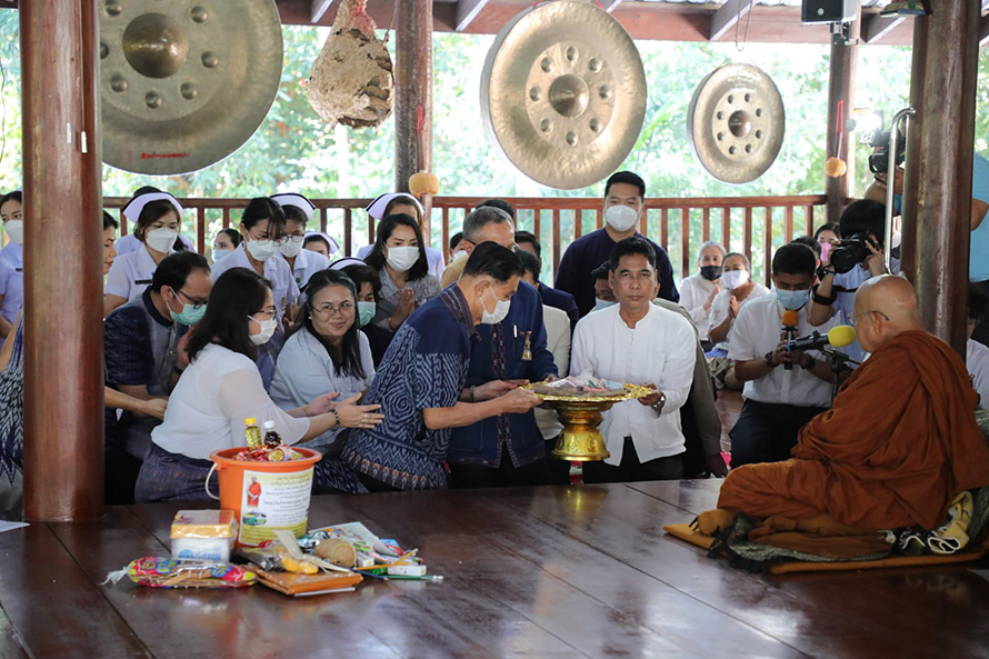 ทอดผ้าป่าสามัคคีเพื่อสมทบทุนจัดหารถพยาบาล