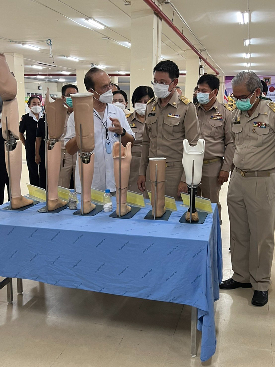 การทำขาเทียมพระราชทานฯ