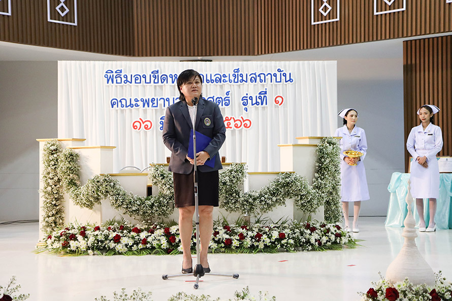 พิธีมอบขีดหมวกและเข็มสถาบันฯ