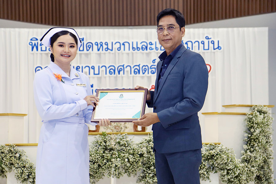 พิธีมอบขีดหมวกและเข็มสถาบันฯ