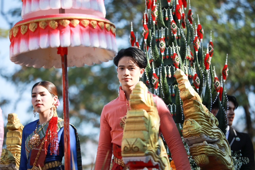 ร่วมขบวนแห่งานทุ่งศรีเมือง