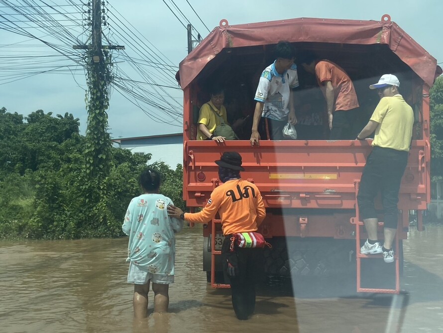 ราชภัฏอุดรธานีร่วมใจสู้ภัยน้ำท่วม