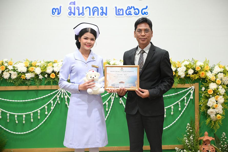 พิธีมอบขีดหมวกและเข็มสถาบันฯ