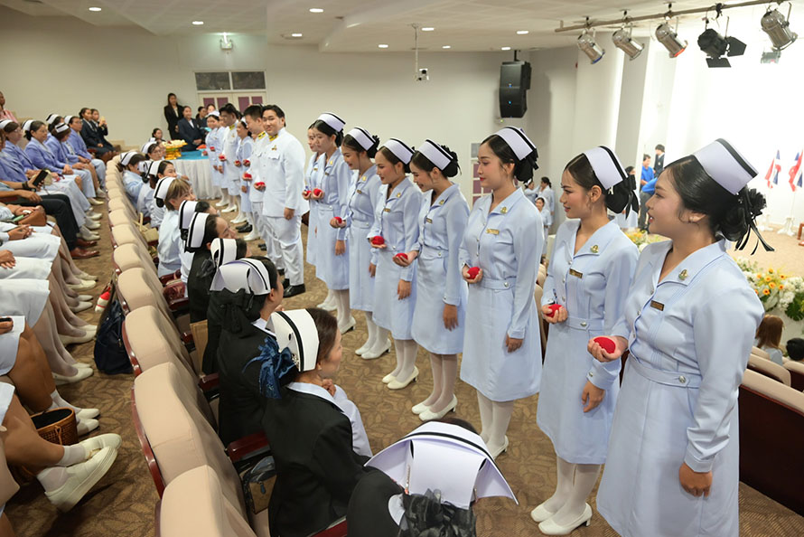 พิธีมอบขีดหมวกและเข็มสถาบันฯ